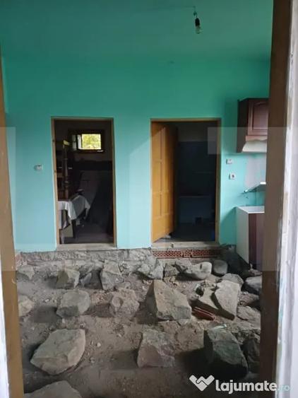 Casă cu 3 camere cu Teren 1856 Mp în Central