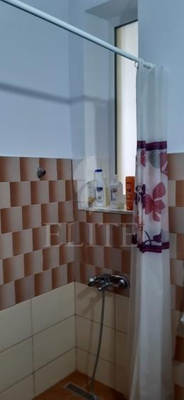 Apartament cu 3 camere semidecomandat, mobilat în Central