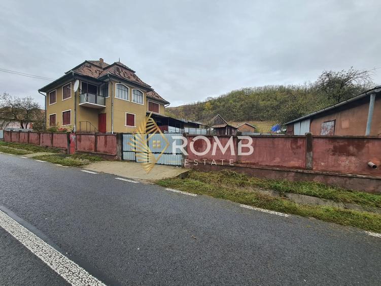 Casă individuală cu 7 camere cu Canalizare în Surduc
