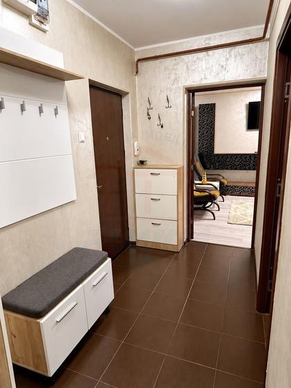 Apartament cu 3 camere decomandat, mobilat în Micro 20
