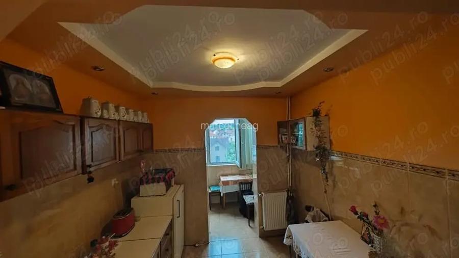Inchiriez apartament cu 2 camere decomandat 260euro str. Moldovei col? cu Lacul Ro?u zona Rogerius