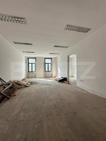 Casă individuală cu 6 camere cu Canalizare în Central