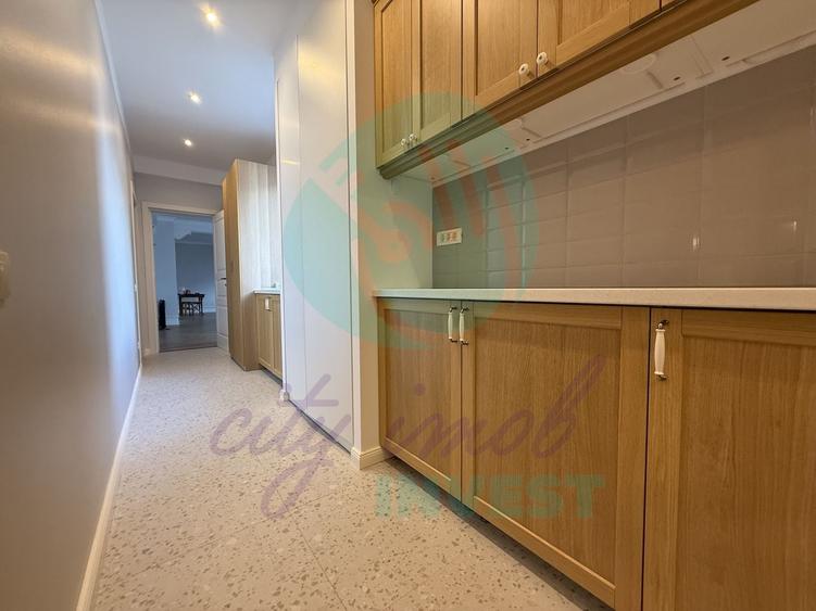 Apartament cu 4 camere semidecomandat, mobilat în P-ța Sfântul Ștefan