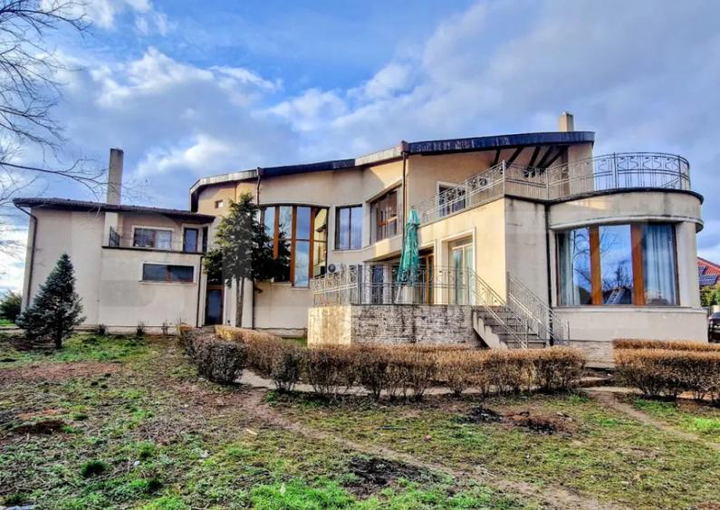 Casă cu 5 camere cu Teren 1223 Mp în Central