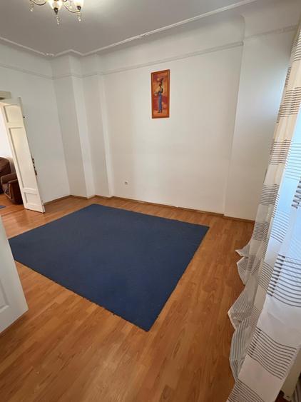 Casă individuală cu 8 camere cu Canalizare în P-ța Muncii