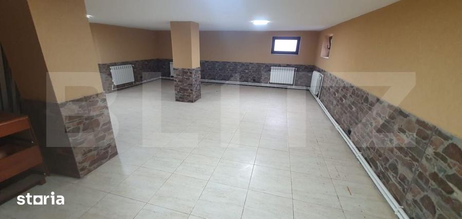 Casă cu 8 camere cu Teren 5955 Mp în Central