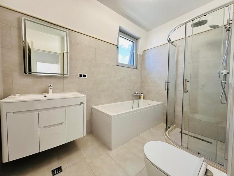 Apartament cu 3 camere semidecomandat, mobilat în Dămăroaia