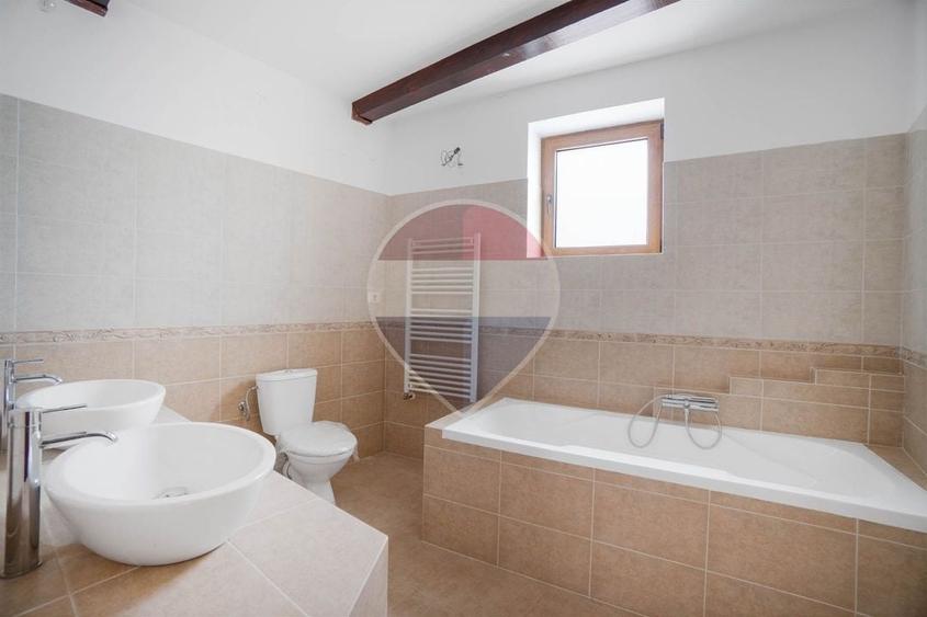 Casă individuală cu 8 camere cu Teren 179 Mp în Craiter