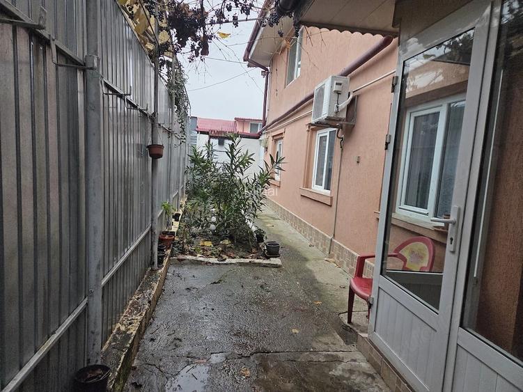 Proprietar vand casa la curte