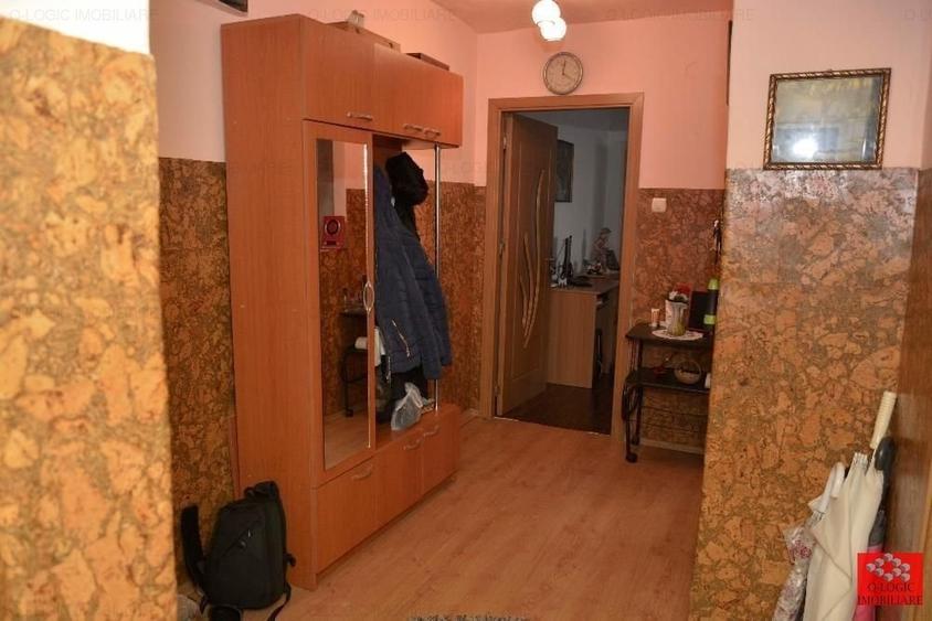 Apartament cu 4 camere semidecomandat în Tractorul