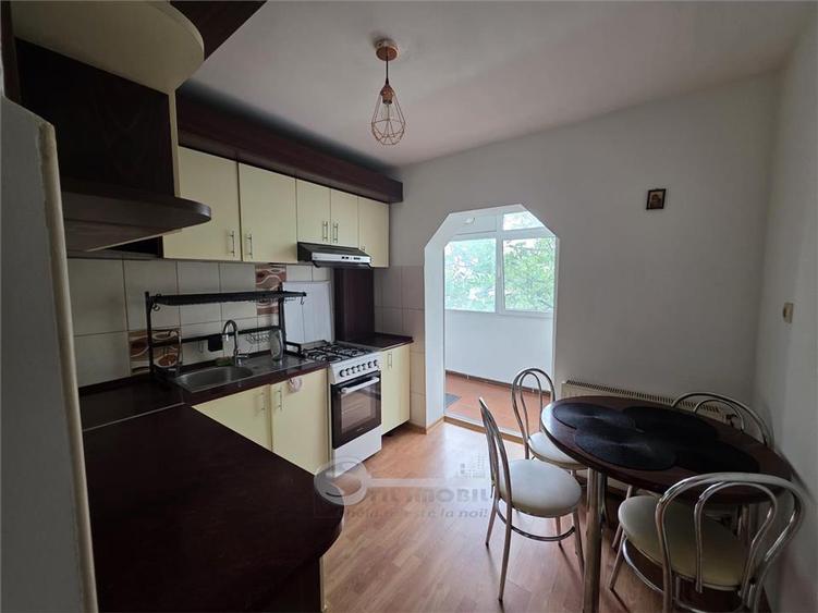 Apartament cu 3 camere decomandat, mobilat în Nicolina