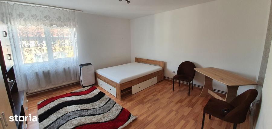 Garsonieră decomandată în Girocului