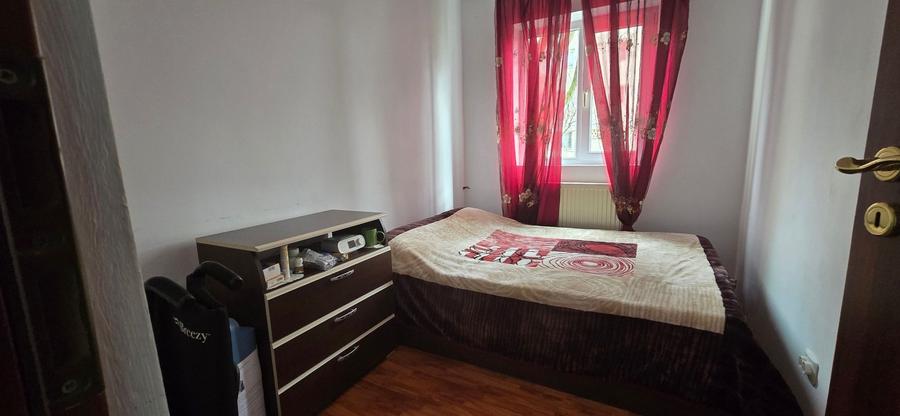 Apartament cu 3 camere semidecomandat, mobilat în Micro 5