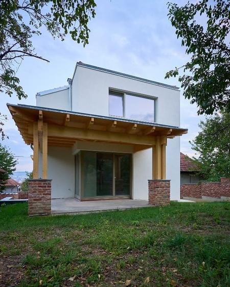 Casă individuală cu 8 camere cu Teren 596 Mp în Dâmbul Rotund