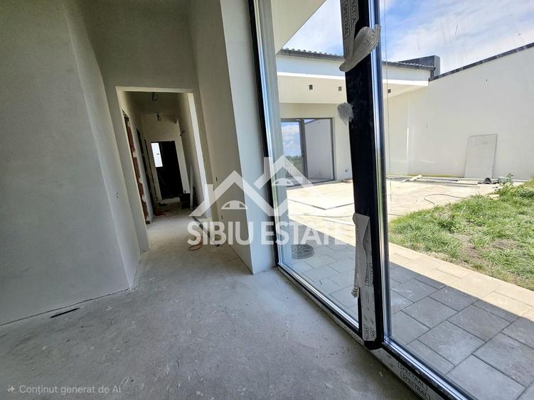 Duplex cu 4 camere cu Canalizare în Roșia
