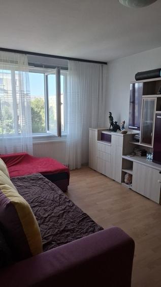 Apartament cu 3 camere semidecomandat în Apărătorii Patriei