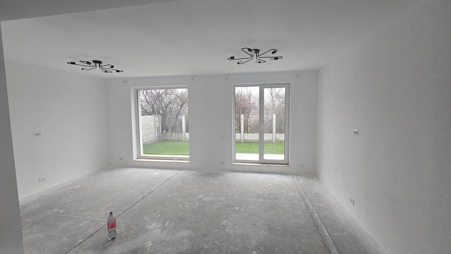 Duplex cu 4 camere cu Canalizare în Nord