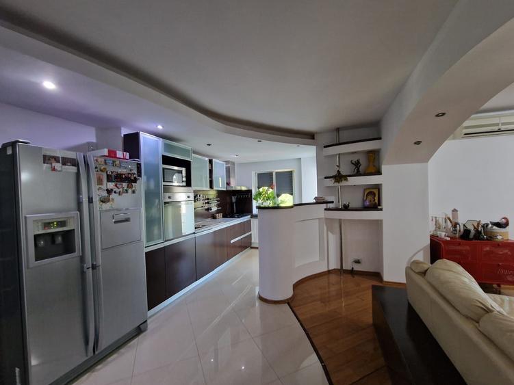 Apartament cu 3 camere decomandat în Drumul Sării