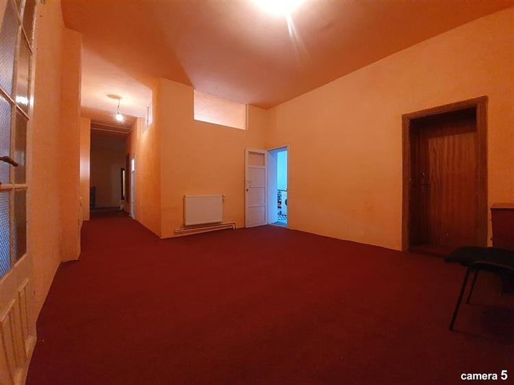 Casă individuală cu 6 camere cu Canalizare în Central