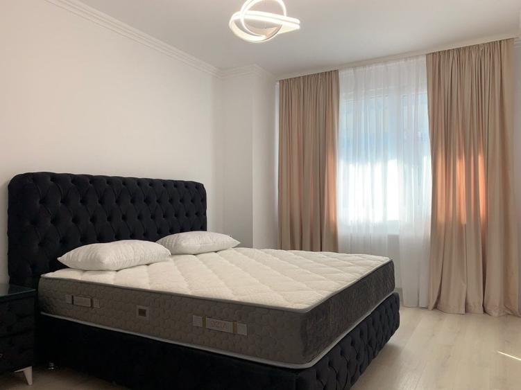 Apartament cu 4 camere semidecomandat în Faleza Nord