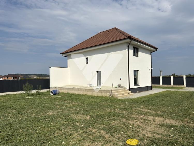Casă individuală cu 5 camere cu Canalizare în Cristian