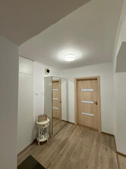 Apartament cu 3 camere semidecomandat, mobilat în Rahova