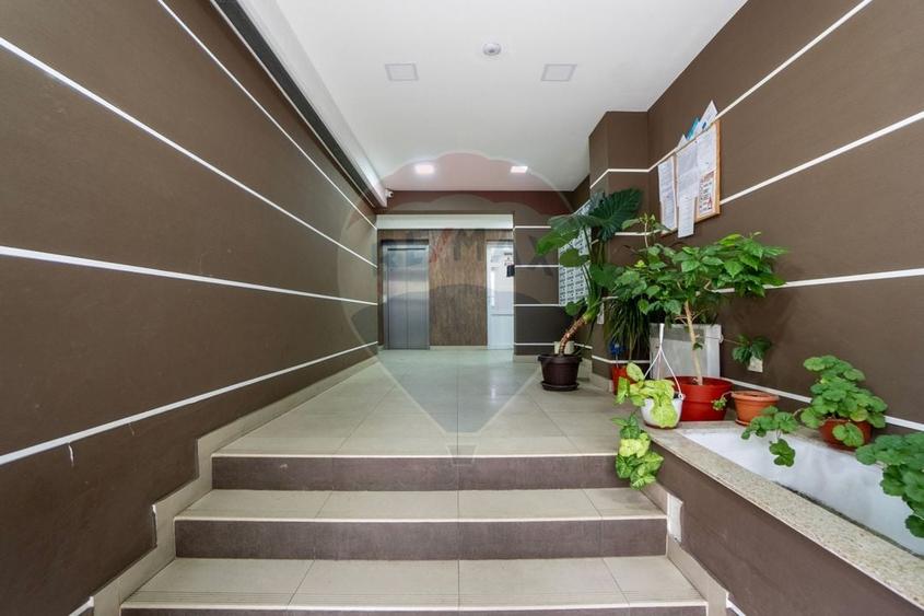 Apartament cu 3 camere decomandat, mobilat în Tractorul