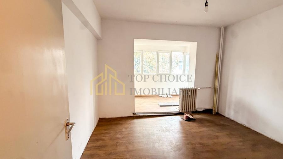 Apartament cu 3 camere semidecomandat, mobilat în Tei