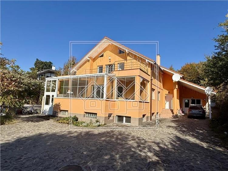Casă individuală cu 8 camere cu Canalizare în Cisnădioara
