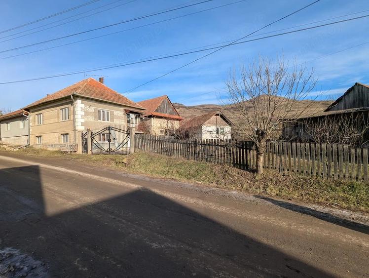 Casă cu 4 camere cu Teren 957 Mp în Mera