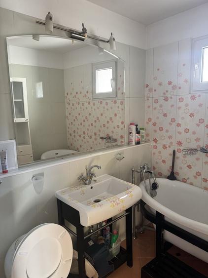 Apartament cu 2 camere semidecomandat în Văcăresti