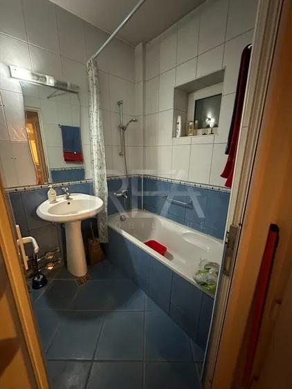 Apartament cu 2 camere semidecomandat, mobilat în P-ța Romană