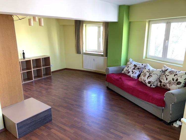 Apartament cu 4 camere decomandat în P-ța Victoriei