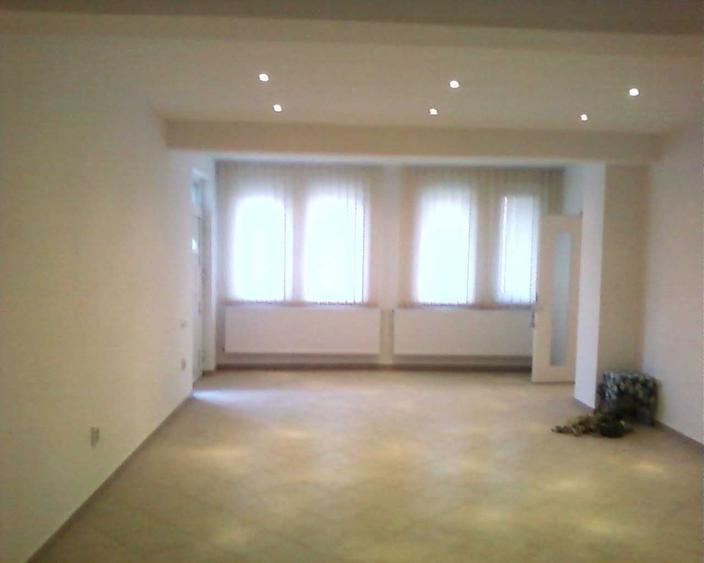 Casă cu 3 camere cu Teren 15 Mp în Central