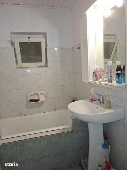 Apartament cu 3 camere decomandat în Rovine