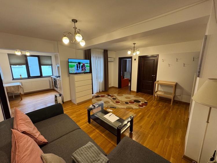 Apartament cu 4 camere semidecomandat, mobilat în Est