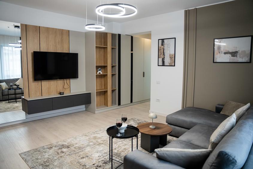 Apartament cu 3 camere decomandat în Exterior Vest