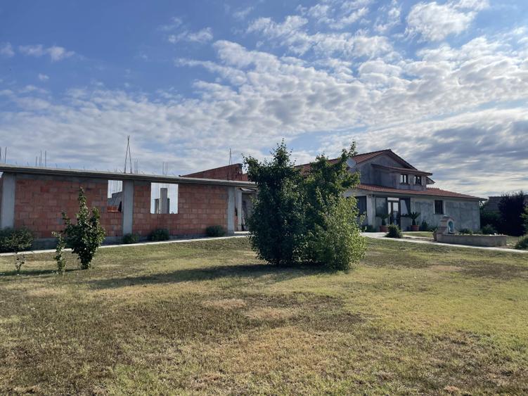 Casă individuală cu 10 camere cu Canalizare în Brâncoveni