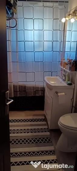 Apartament cu 4 camere decomandat în Confecții
