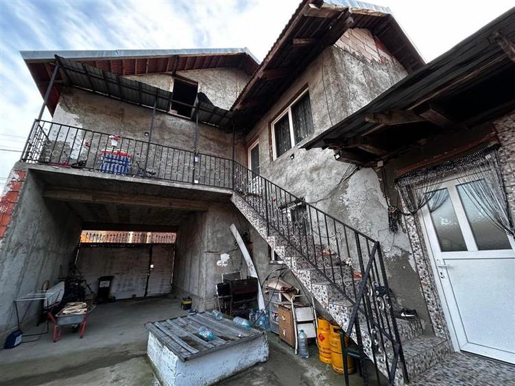 Casă individuală cu 8 camere cu Canalizare în Central