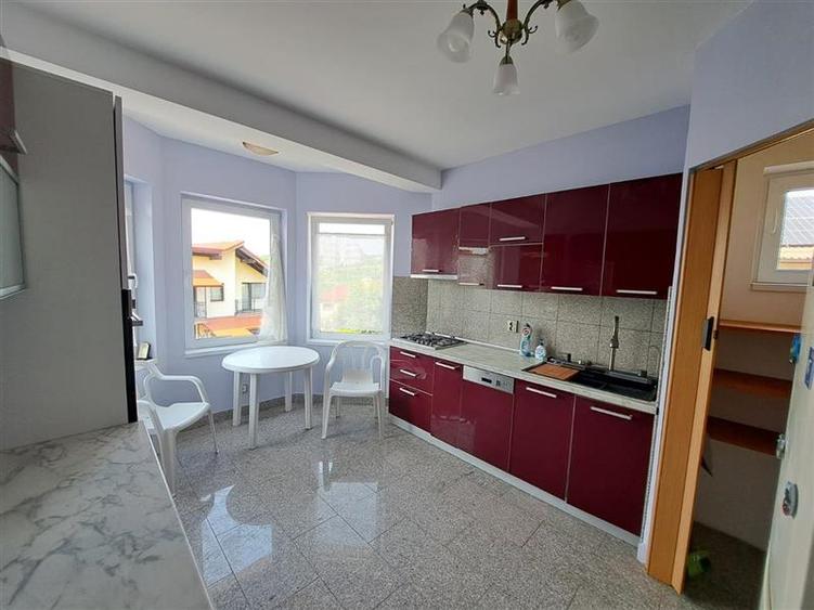 Casă individuală cu 5 camere cu Canalizare în Câmpului