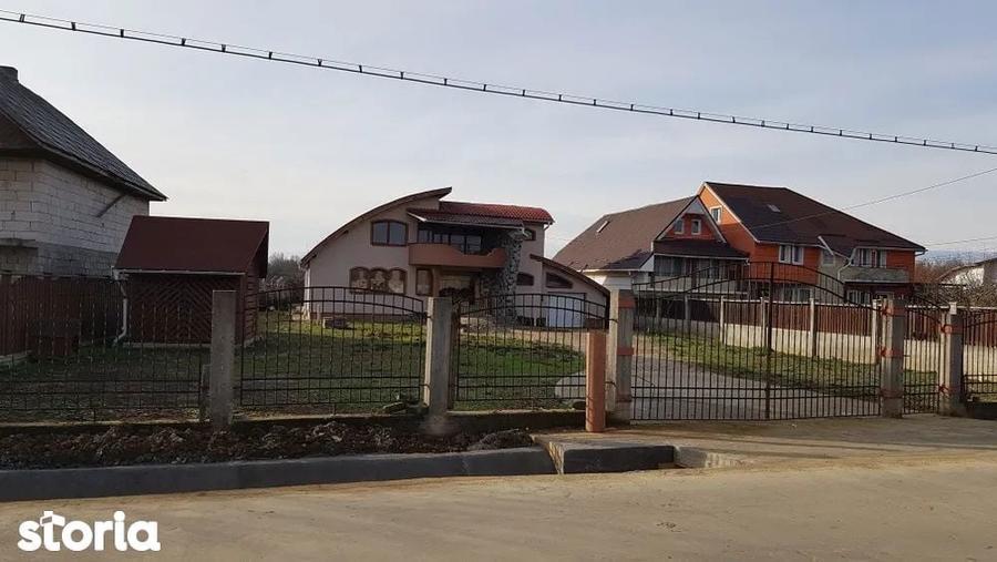 Casă cu 5 camere cu Teren 2305 Mp în Recea