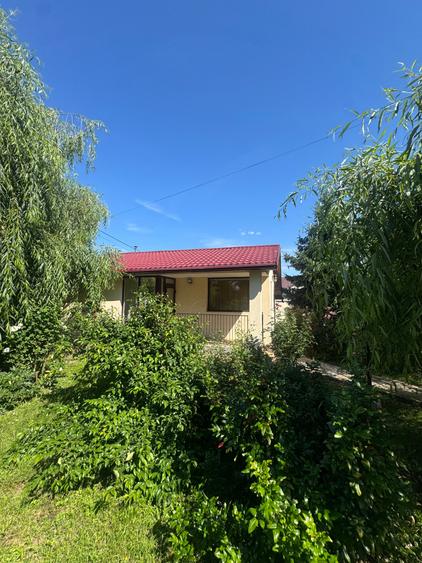 Casă cu 8 camere cu Garaj în Poienarii Burchii