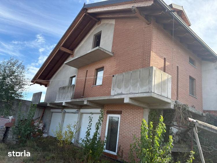 Casă cu 6 camere cu Teren 2500 Mp în Central