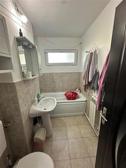 Apartament cu 2 camere semidecomandat în Podu Roș