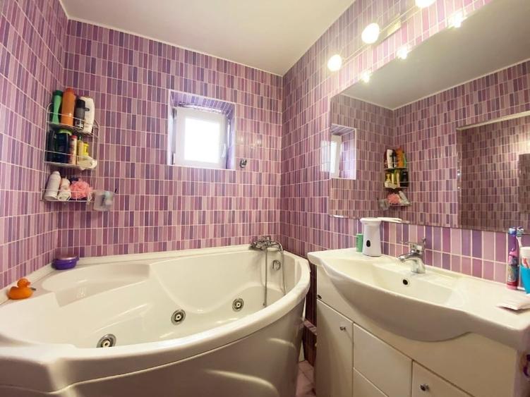 Apartament cu 3 camere decomandat, mobilat în Rogerius
