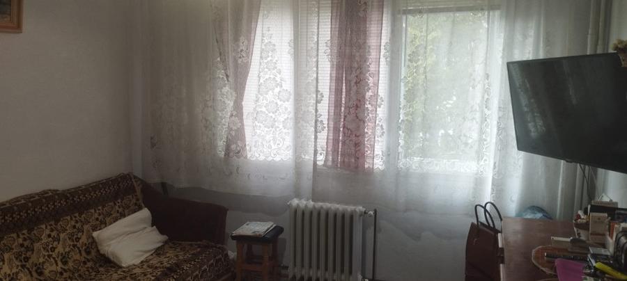 Apartament cu 3 camere semidecomandat în Podu Roș