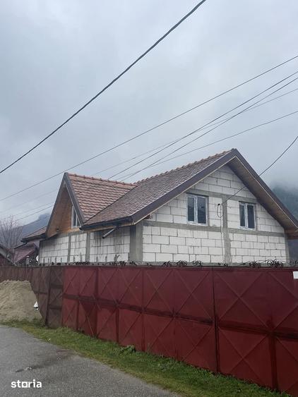 Casă cu 9 camere cu Teren 950 Mp în Cetățeni