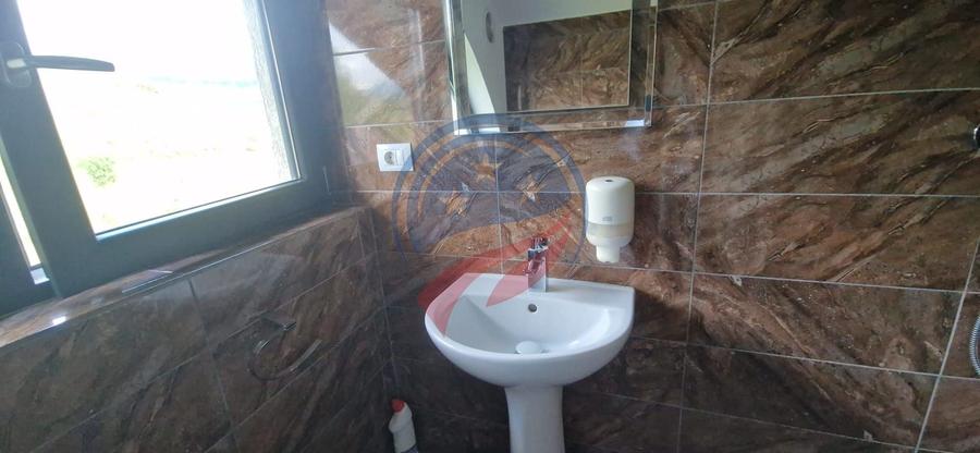Casă individuală cu 8 camere cu Canalizare în Periferie