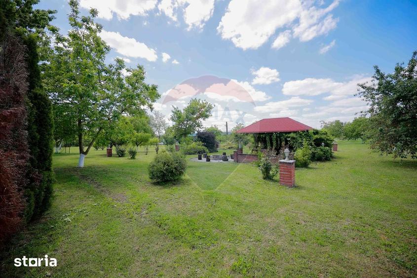 Casă cu 5 camere cu Teren 42283 Mp în Central
